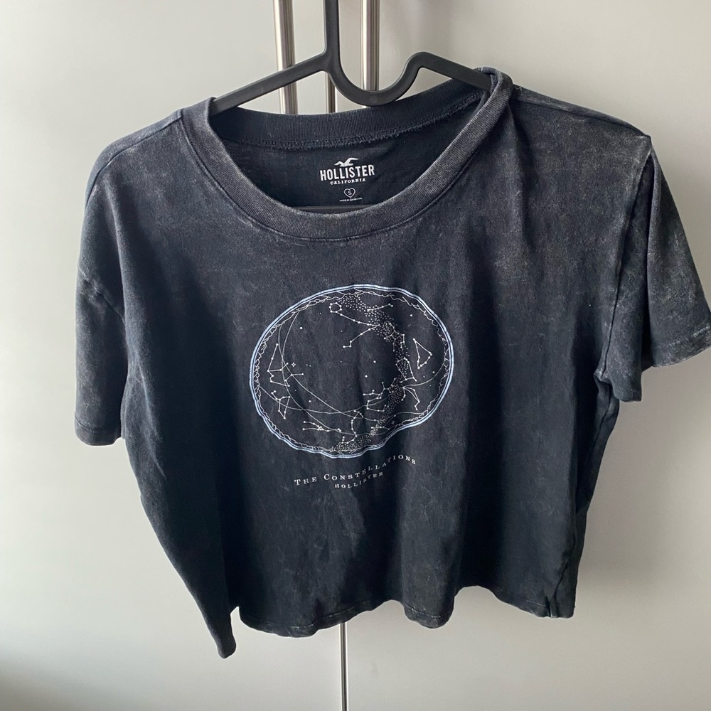 Cropped Hollister constilation t-shirt size small